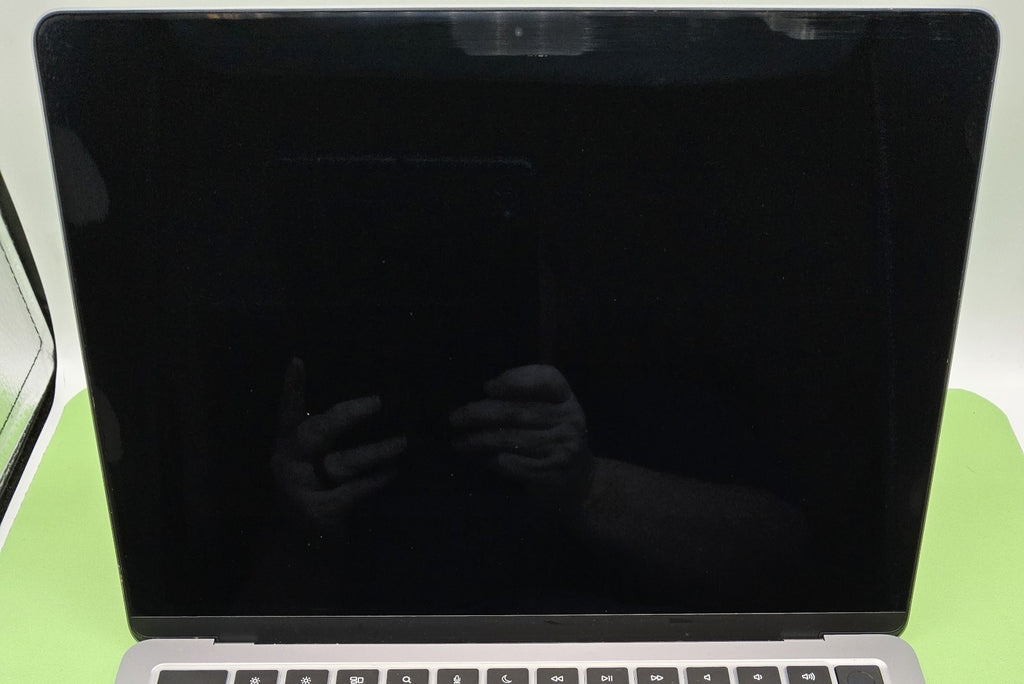 MacBook Air (2024, 13-inch) — M3 · 8GB · 256GB · Space Gray