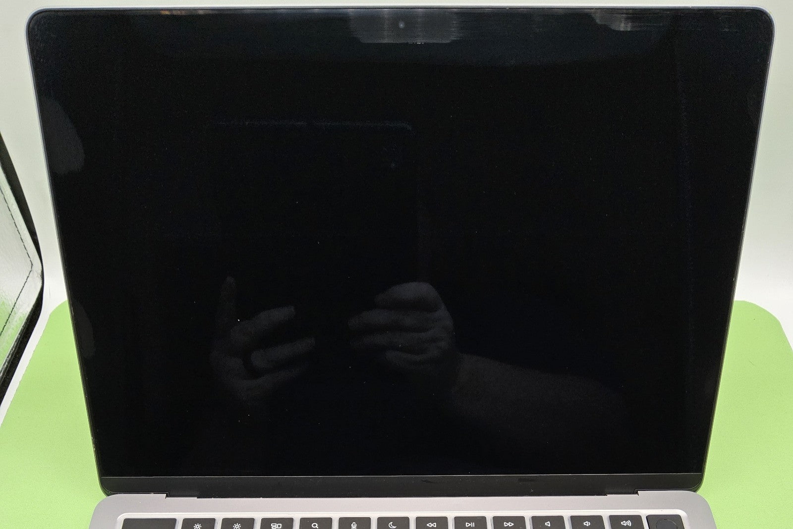 MacBook Air (2024, 13-inch) — M3 · 8GB · 256GB · Space Gray