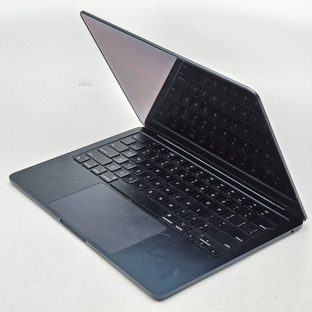 MacBook Air (2022, 13-inch) — M2 · 8GB · 256GB