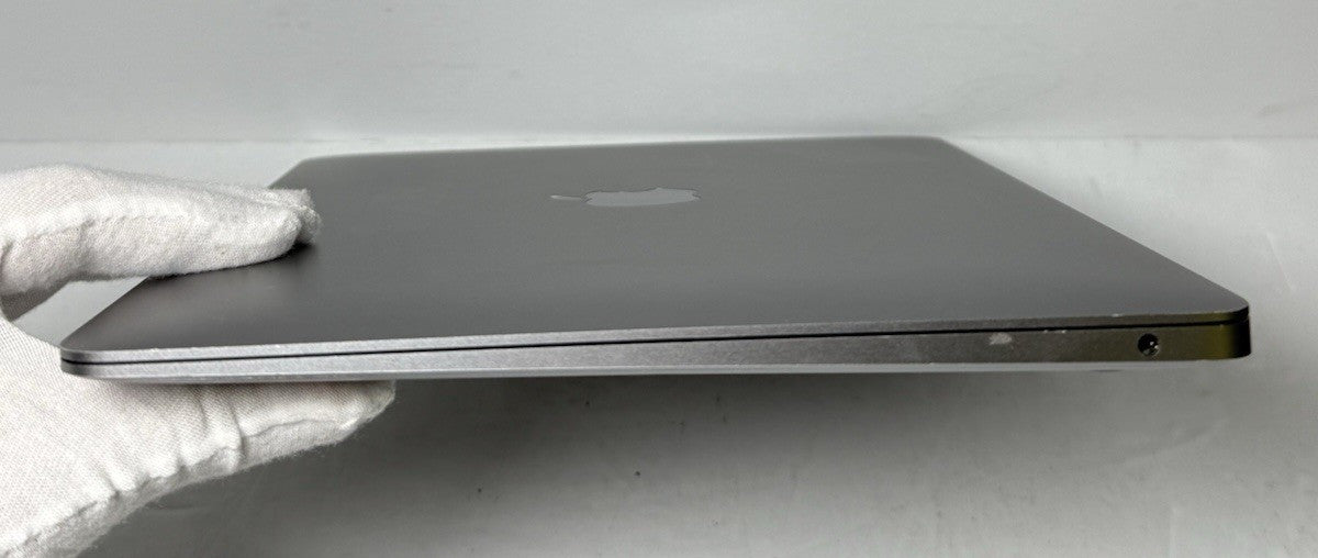 MacBook Air (2020, 13-inch) — M1 · 8GB · 256GB · Space Gray
