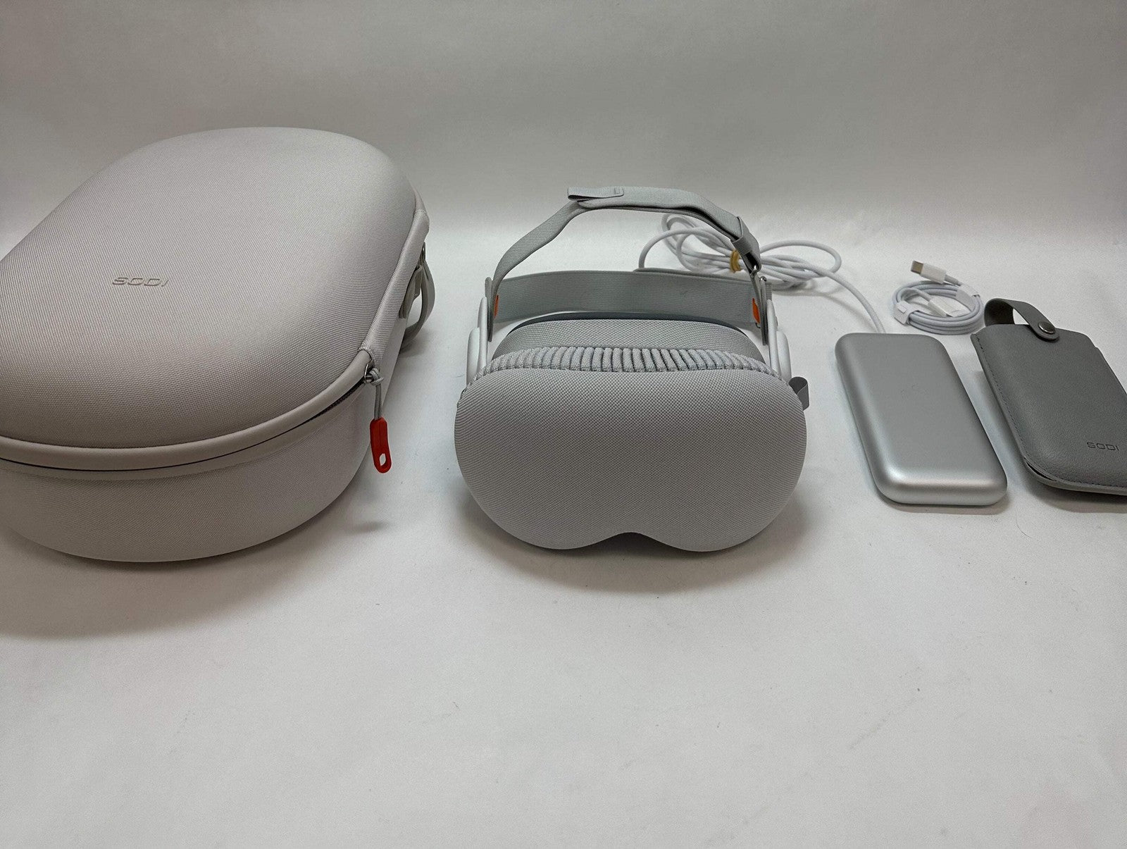 Apple Vision Pro — M2 · 256GB · White