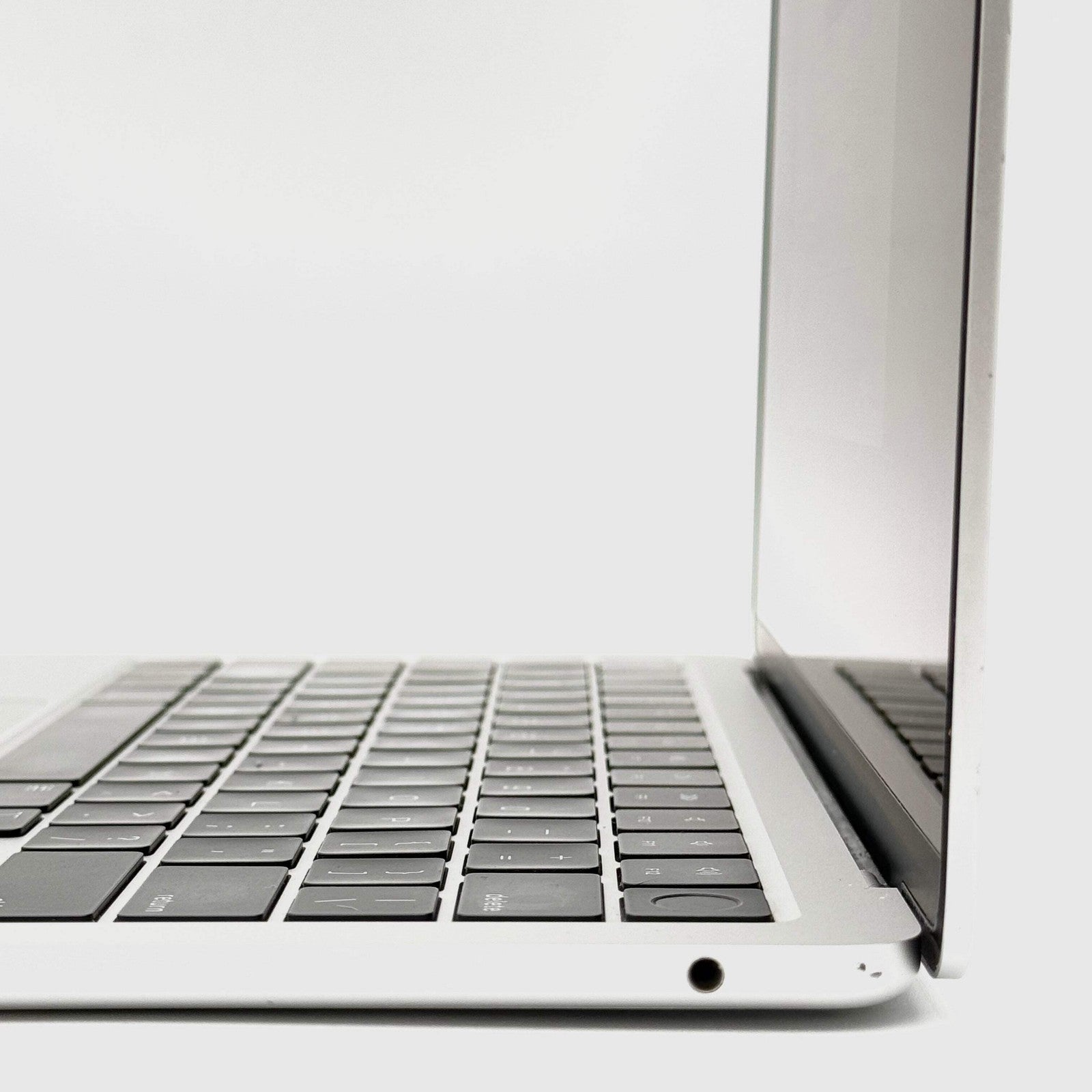 MacBook Air (2022, 13-inch) — M2 · 256GB