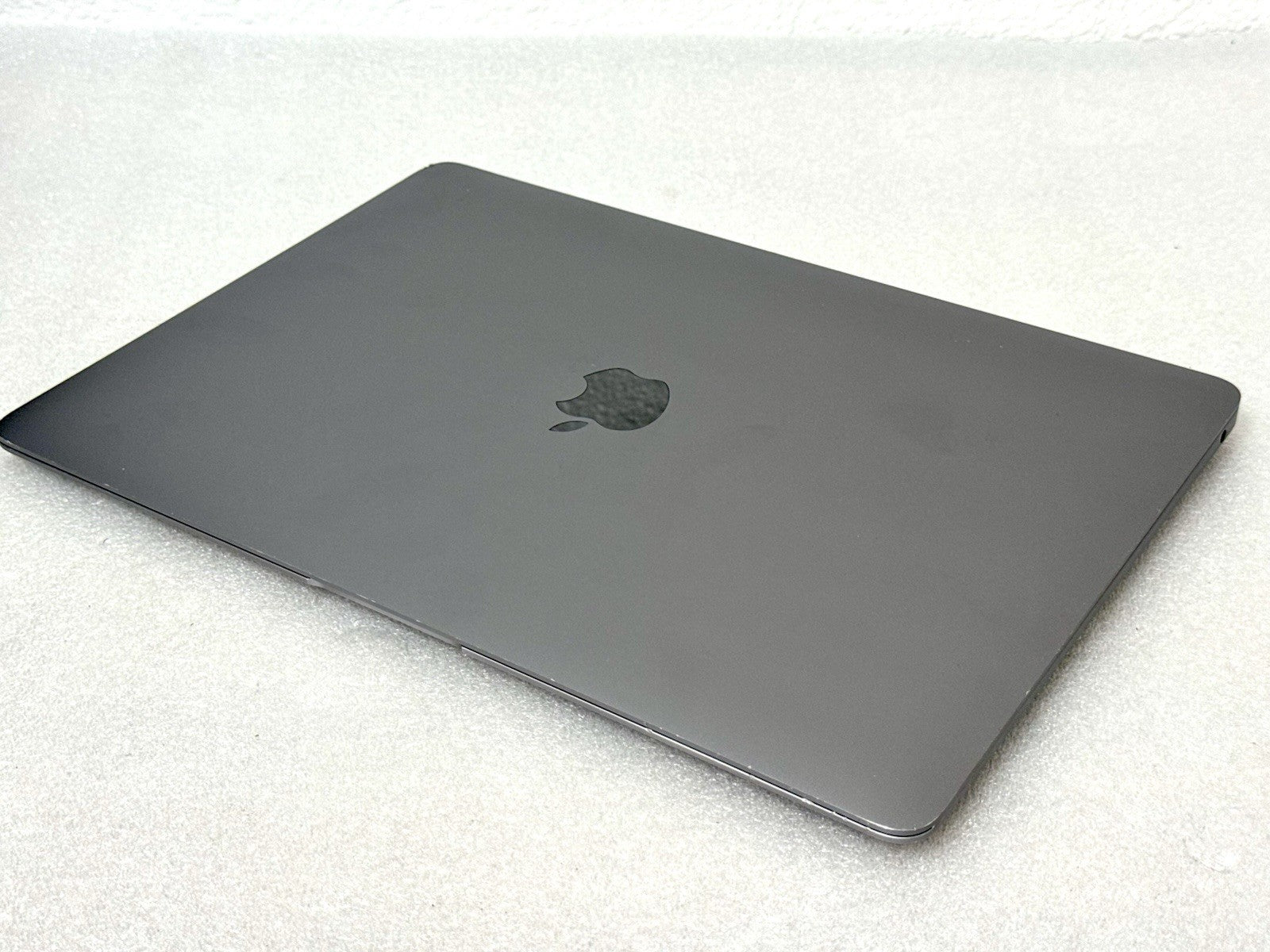 MacBook Air (2020, 13-inch) — M1 · 8GB · 512GB · Space Gray