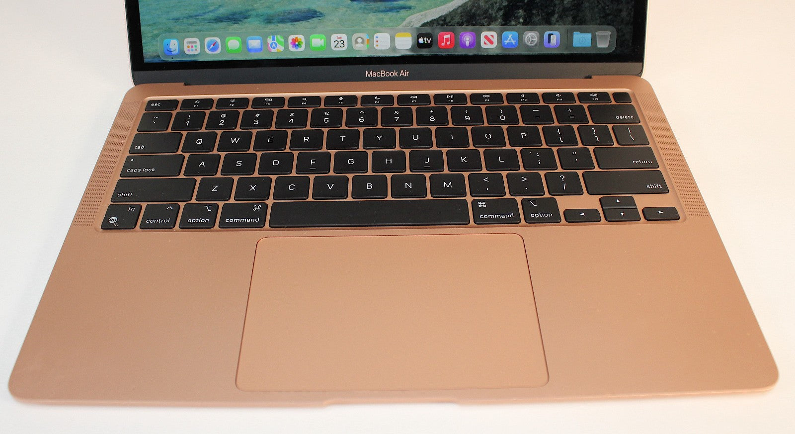 MacBook Air (2020, 13-inch) — M1 · 8GB · 256GB · Gold